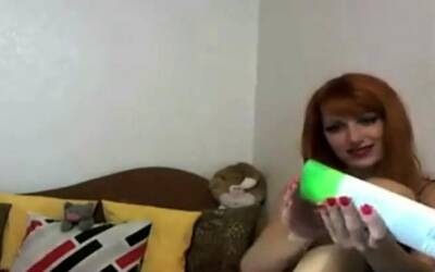 Webcam Russian redhead lady, rubs lotion on her soles - drtuber.com