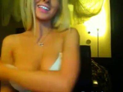 stunning blonde on webcam - drtuber.com