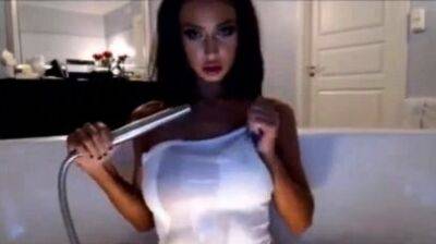 Amazing Chick showering her big boobs on webcam - drtuber.com