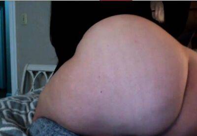 Playing with my huge ass for you to enjoy live on webcam - drtuber.com