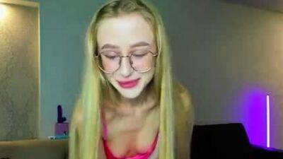 Naked amateur webcam girl fingering her pussy live on camera - drtuber.com