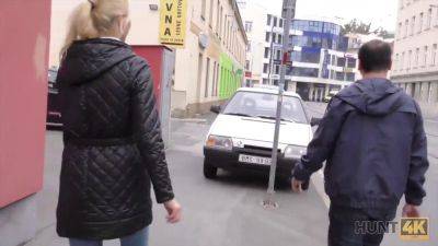 Petite Czech couple riceve Denaro for cash in POV - no strings attached! - sexu.com - Czech Republic