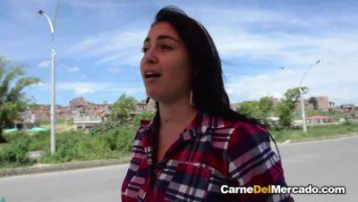 Latina Andrea Gaviria: Amateur Blowjob on Her Knees - veryfreeporn.com - Colombia