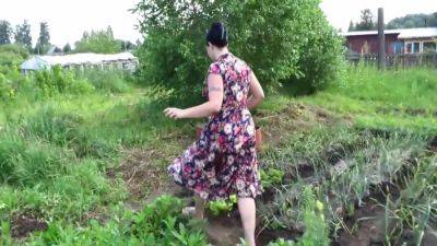 Mature Housewife Masturbates With A Cucumber In The Garden Outdoors. She Leaves The Vegetable Inside Her Pussy And Goes Home. Amateur Fetish. Pawg. 7 Min - hclips.com